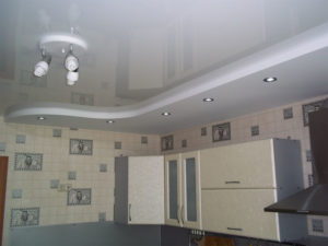 Натяжной потолок на кухне пример 5